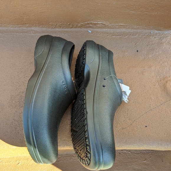 Crocs - Picture 15 of 16